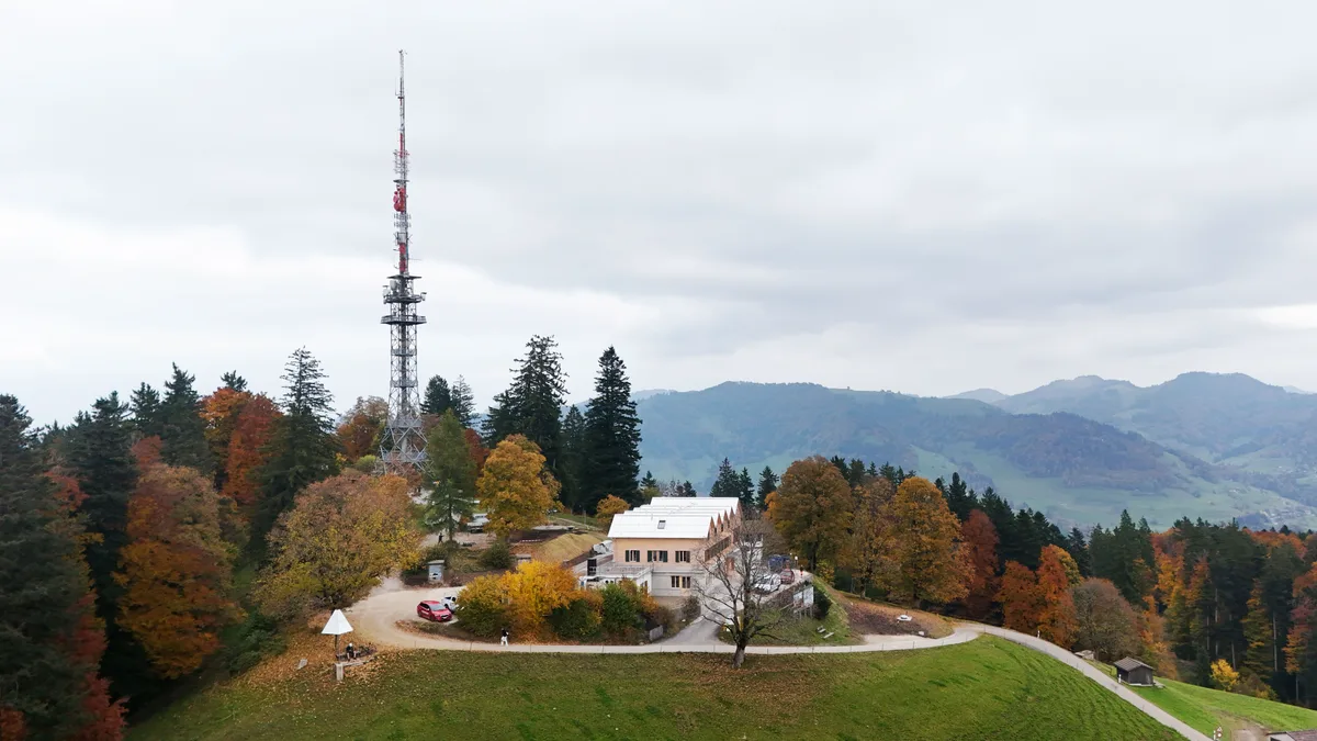 Seit Mitte November 2025 ist das komplett neu gestaltete Restaurant Bachtel-Kulm wieder geöffnet. Der Aussichtsturm Bachtel im Herbst 2025.